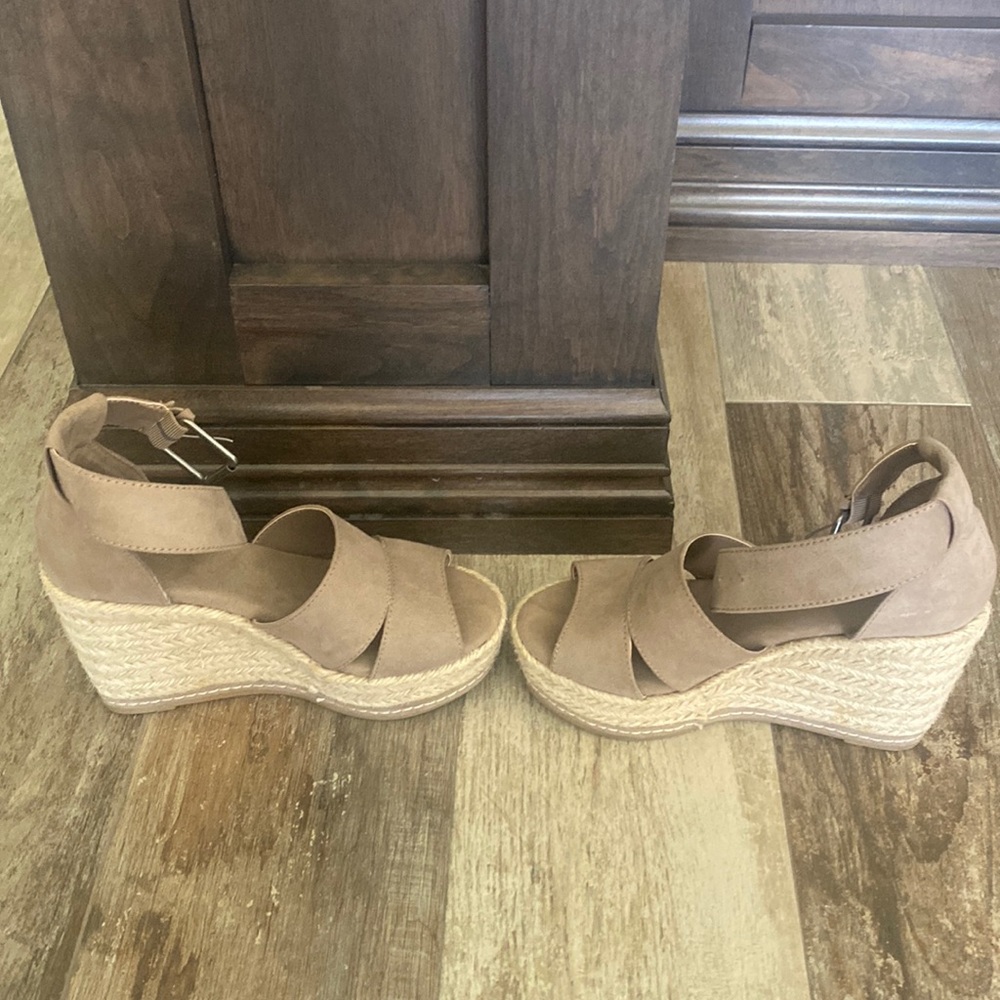 Adorable tan wedges!